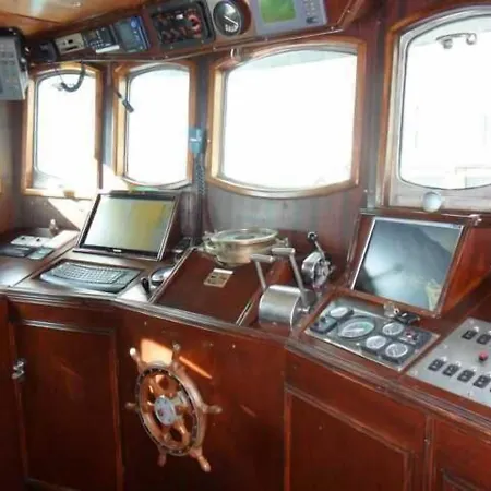 Boat Ms Cutty Jean ספינת מלון