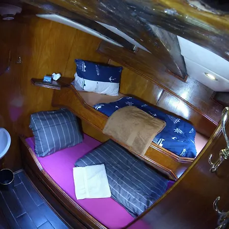 Botel Cutty Jean Sliema