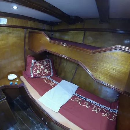 Boat Ms Cutty Jean Hotel en barco Sliema