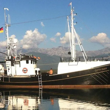Boat Ms Cutty Jean ספינת מלון סליאמה
